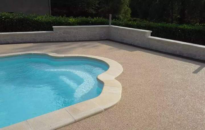 Aménagement extérieur avec moquette de pierre à Soorts-Hossegor